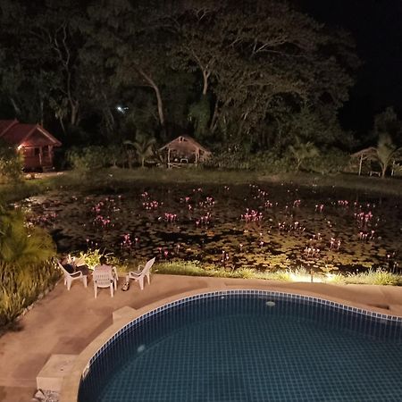 Bua Daeng Luxury Homestay Kumphawapi Bagian luar foto