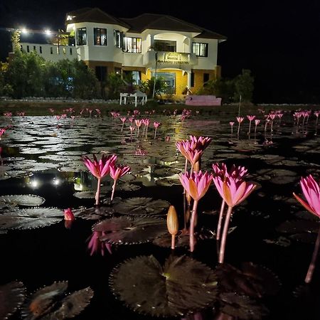 Bua Daeng Luxury Homestay Kumphawapi Bagian luar foto