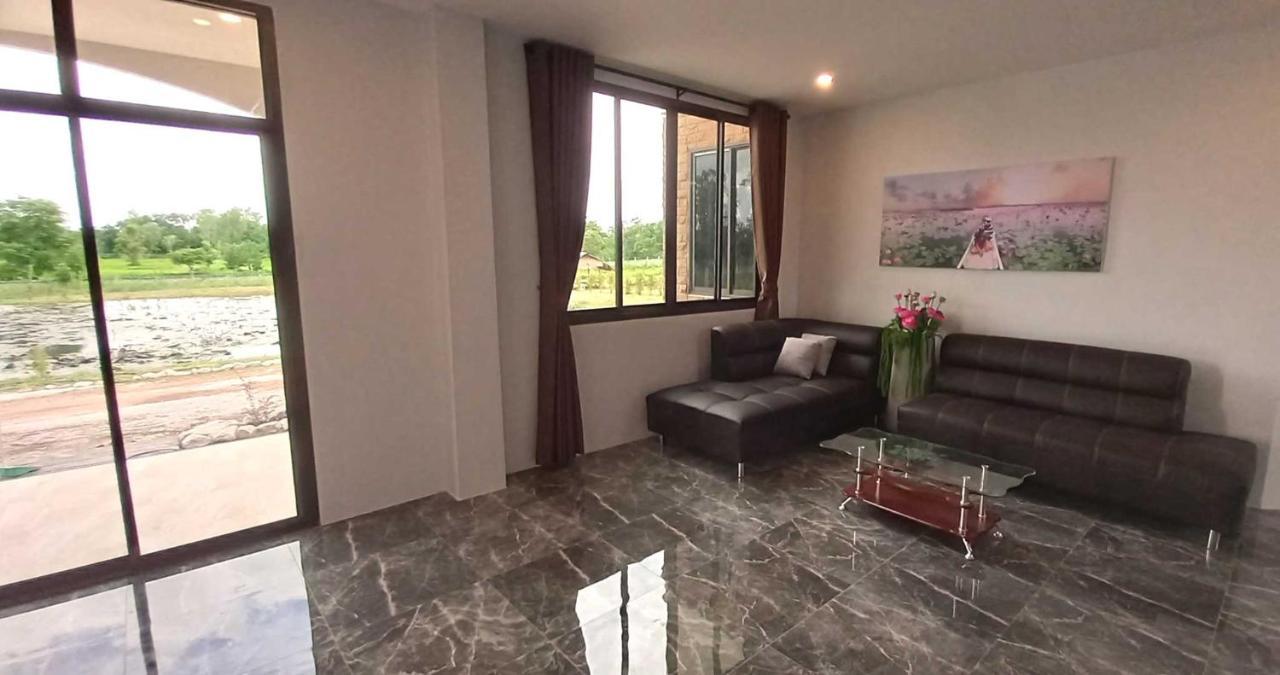 Bua Daeng Luxury Homestay Kumphawapi Bagian luar foto