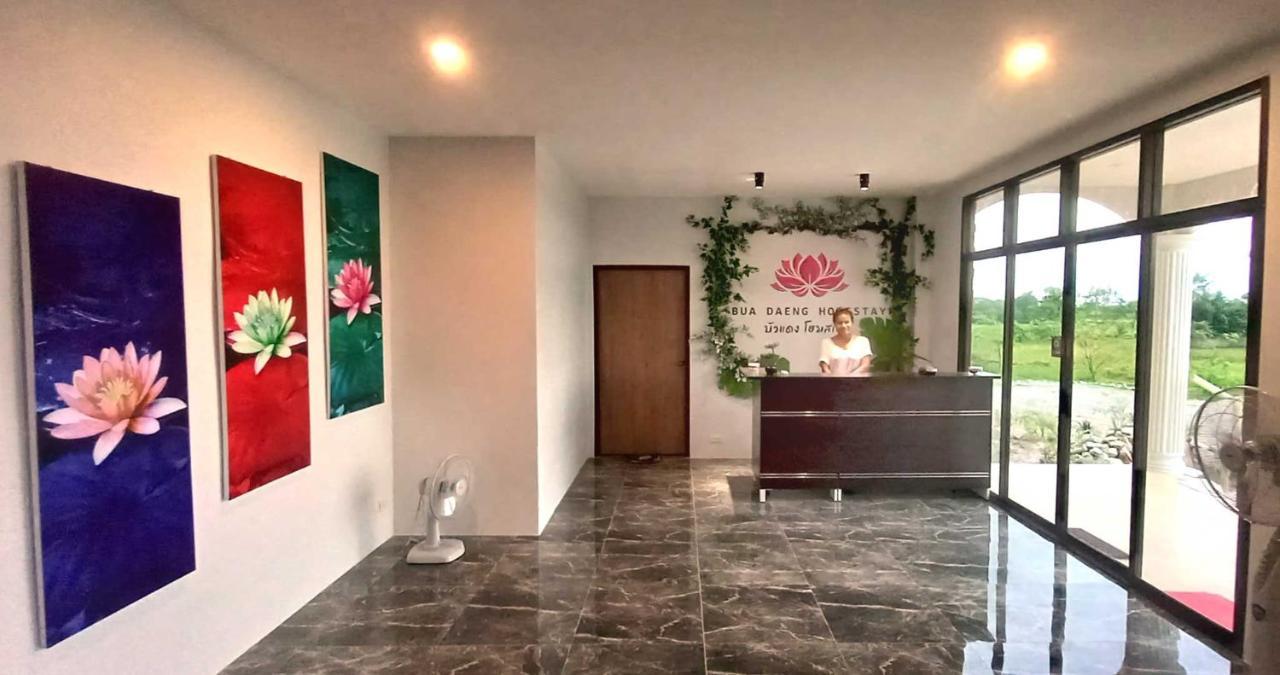 Bua Daeng Luxury Homestay Kumphawapi Bagian luar foto