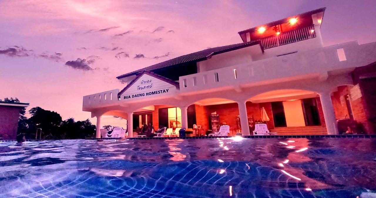 Bua Daeng Luxury Homestay Kumphawapi Bagian luar foto