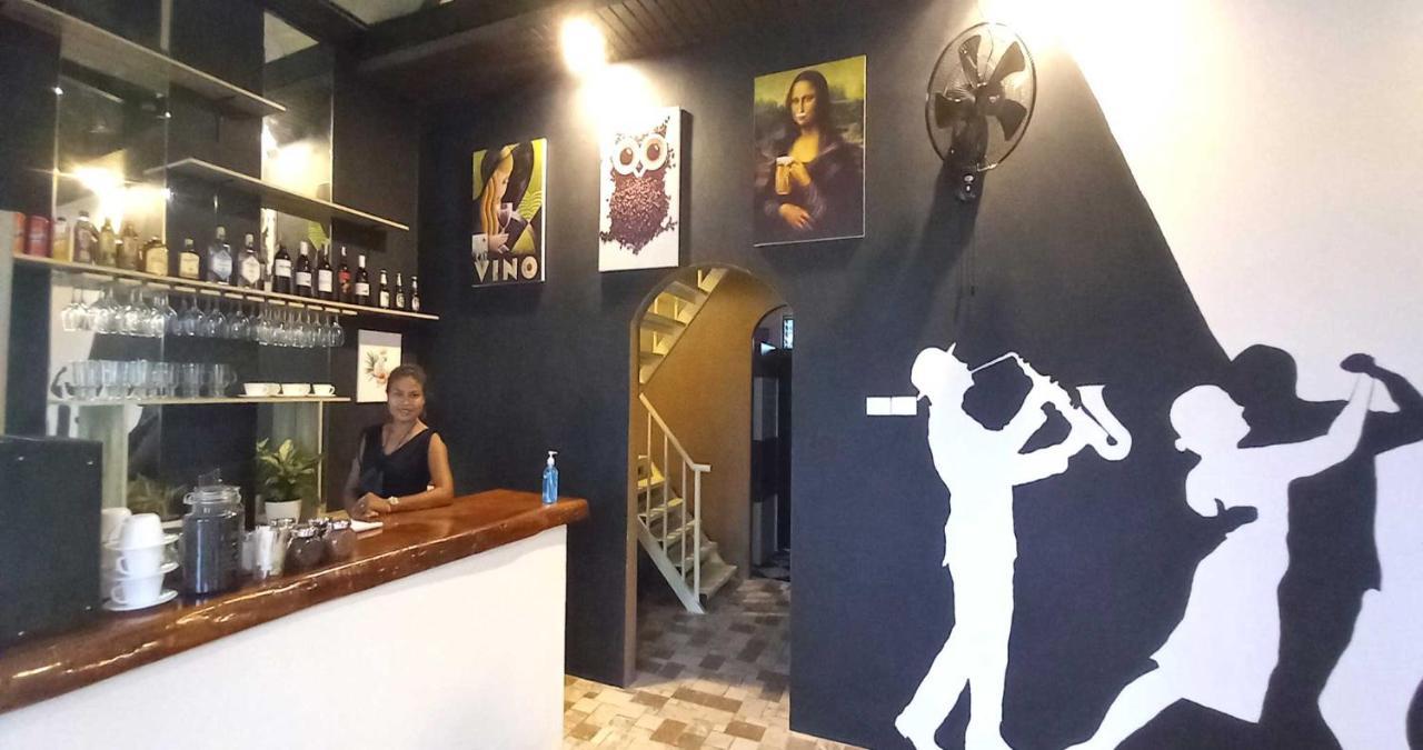 Bua Daeng Luxury Homestay Kumphawapi Bagian luar foto