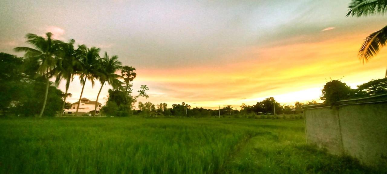 Bua Daeng Luxury Homestay Kumphawapi Bagian luar foto