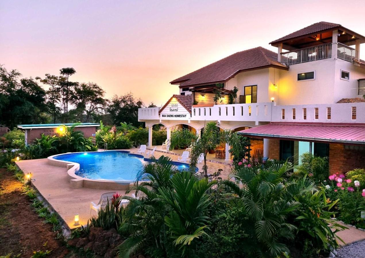 Bua Daeng Luxury Homestay Kumphawapi Bagian luar foto