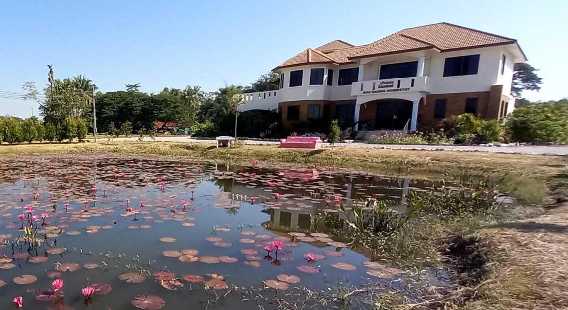 Bua Daeng Luxury Homestay Kumphawapi Bagian luar foto