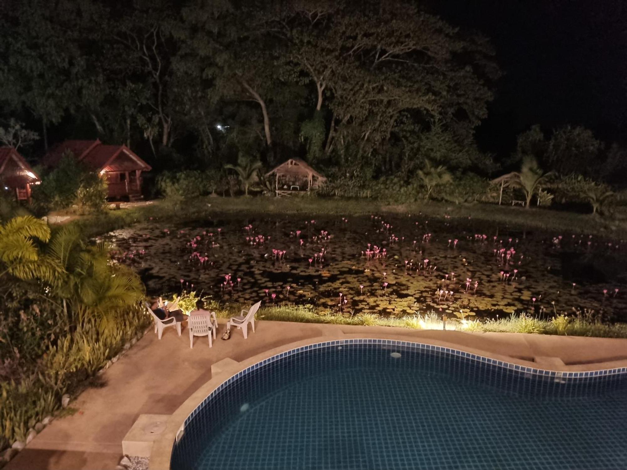Bua Daeng Luxury Homestay Kumphawapi Bagian luar foto