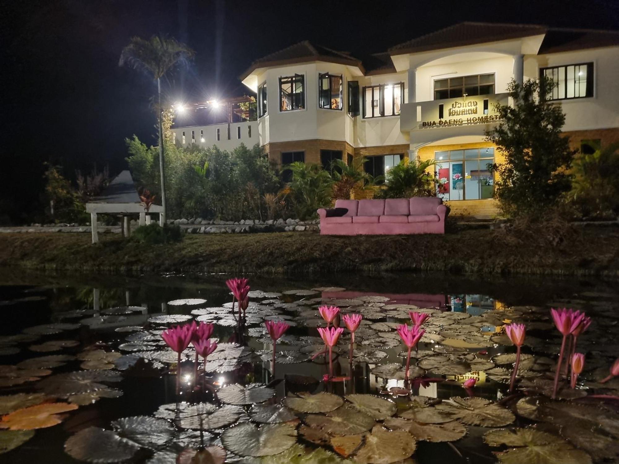 Bua Daeng Luxury Homestay Kumphawapi Bagian luar foto