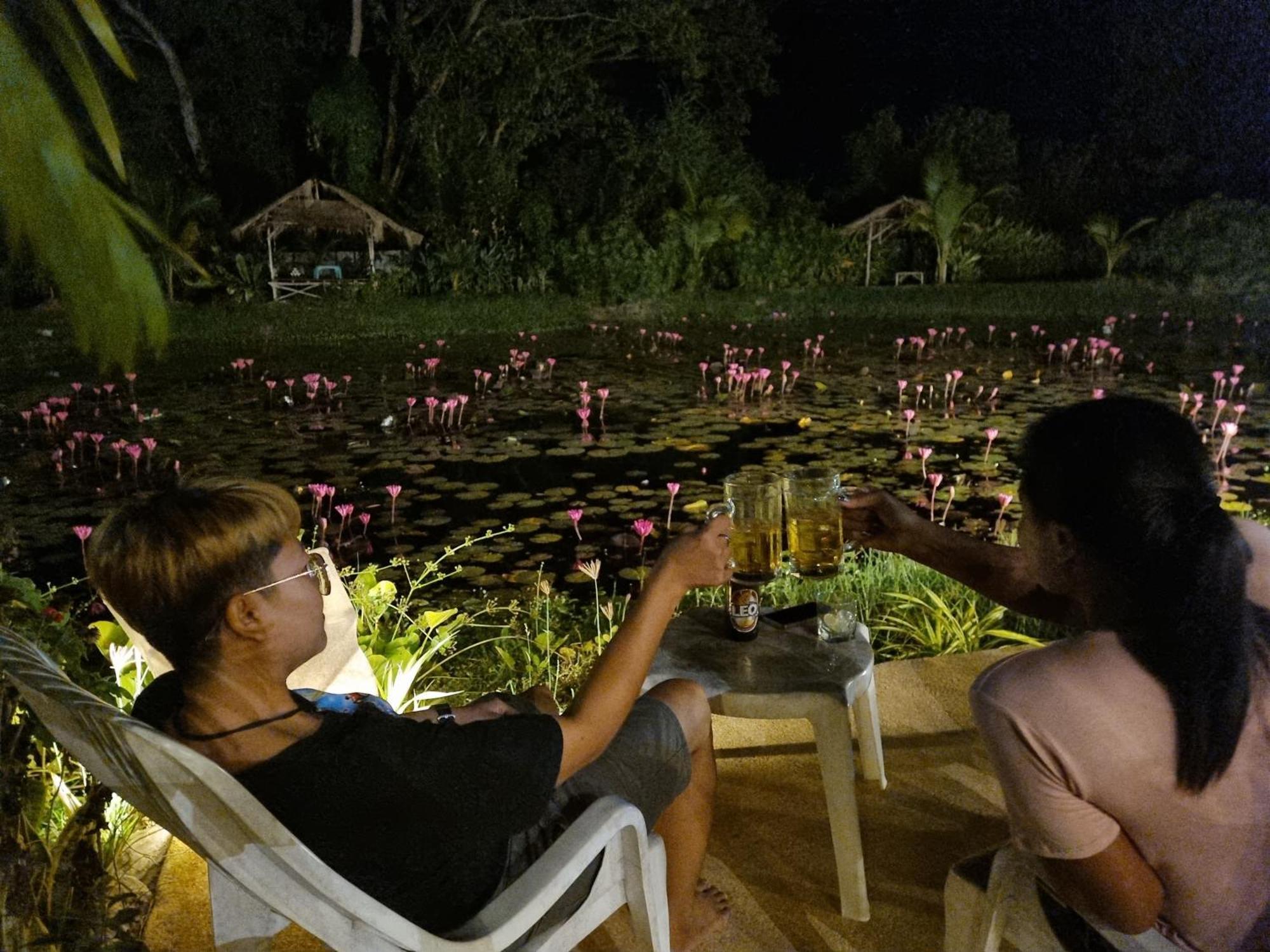 Bua Daeng Luxury Homestay Kumphawapi Bagian luar foto