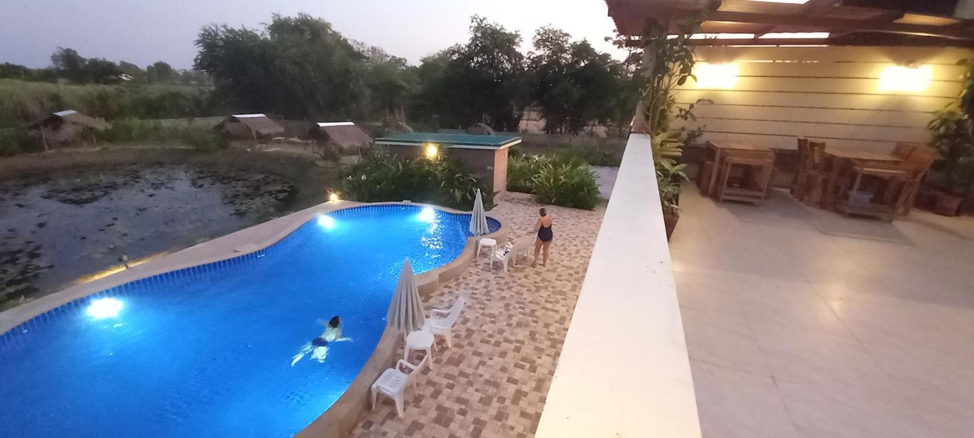 Bua Daeng Luxury Homestay Kumphawapi Bagian luar foto