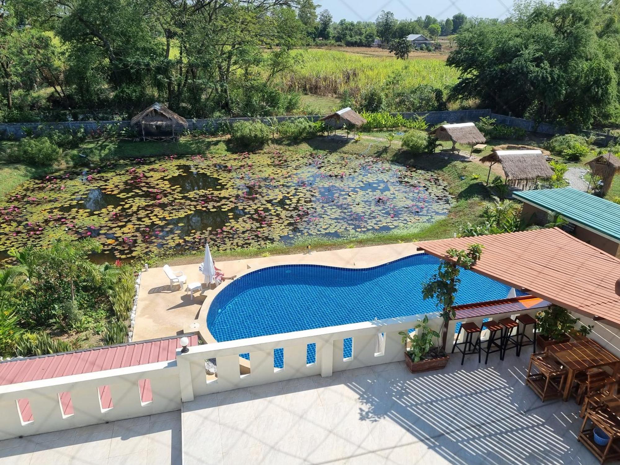 Bua Daeng Luxury Homestay Kumphawapi Bagian luar foto