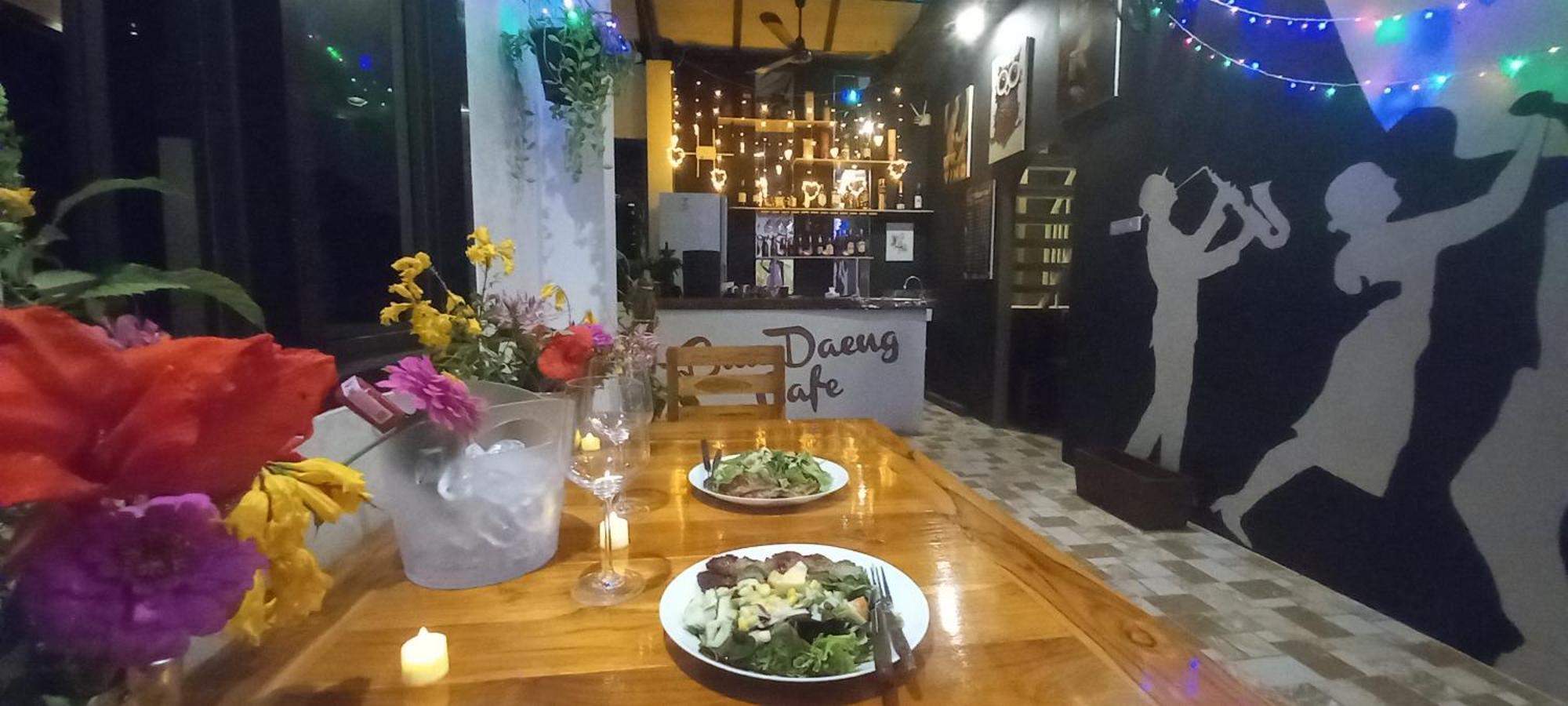 Bua Daeng Luxury Homestay Kumphawapi Bagian luar foto