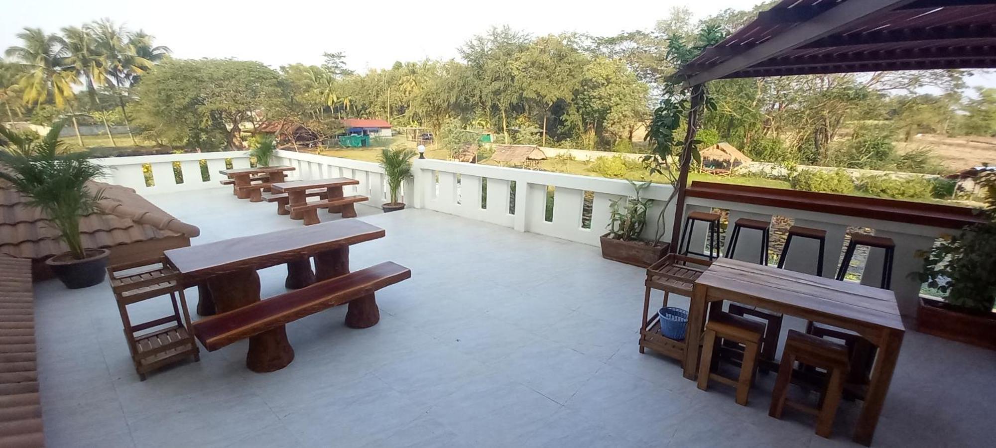Bua Daeng Luxury Homestay Kumphawapi Bagian luar foto