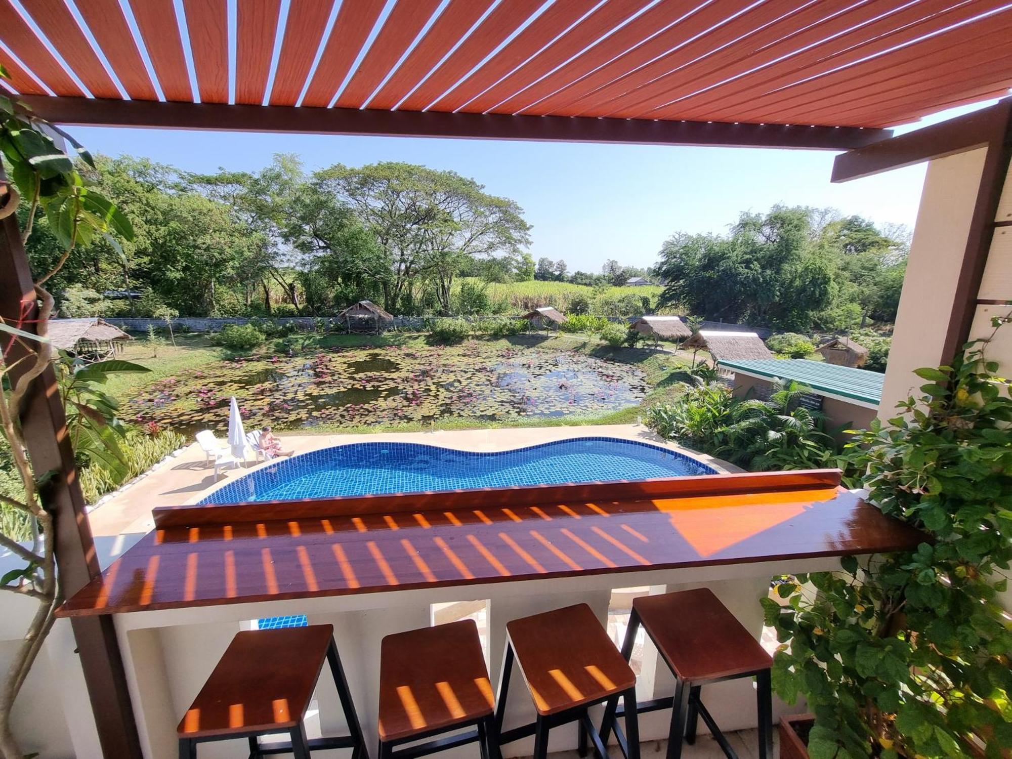 Bua Daeng Luxury Homestay Kumphawapi Bagian luar foto