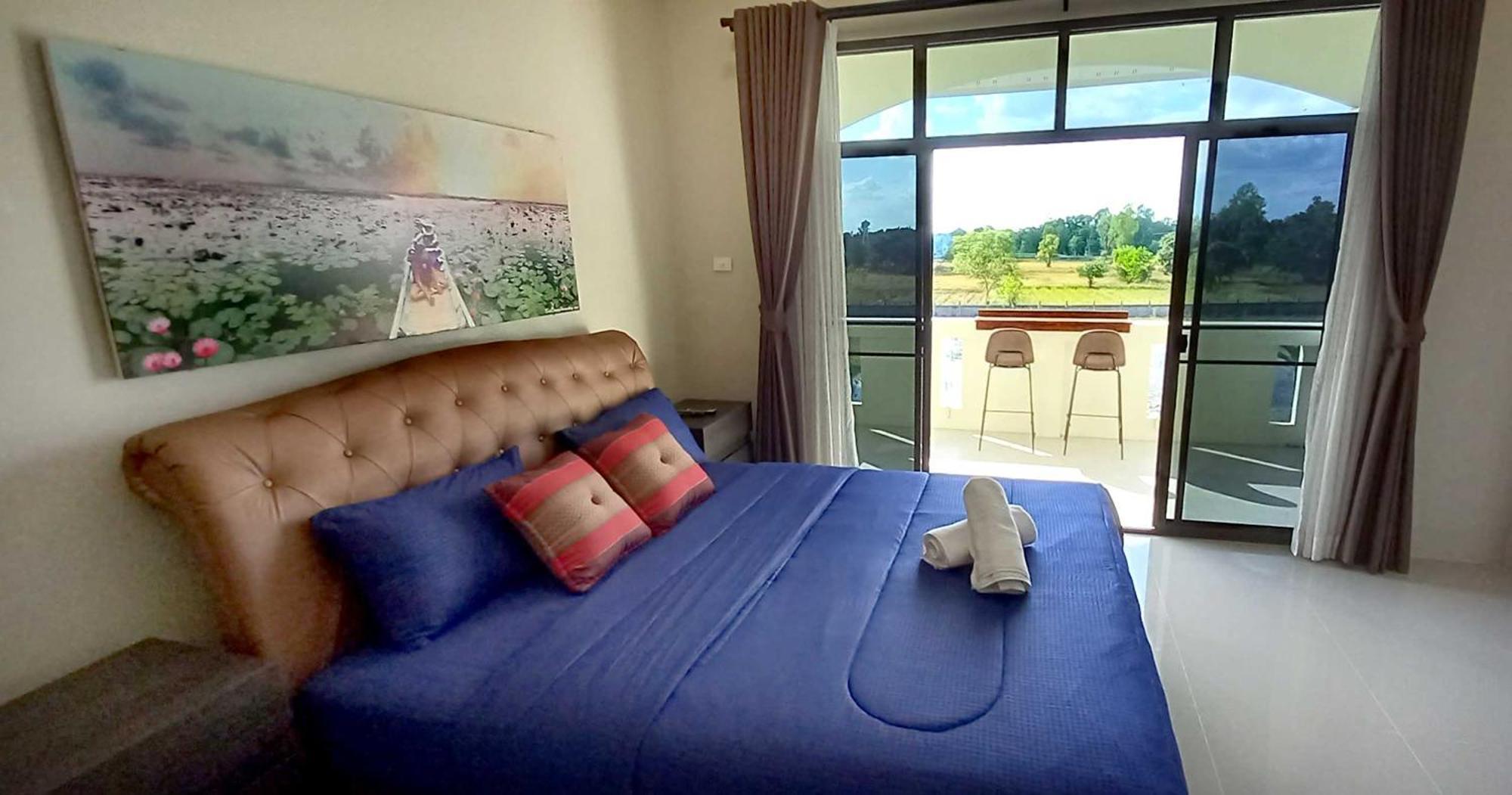 Bua Daeng Luxury Homestay Kumphawapi Bagian luar foto