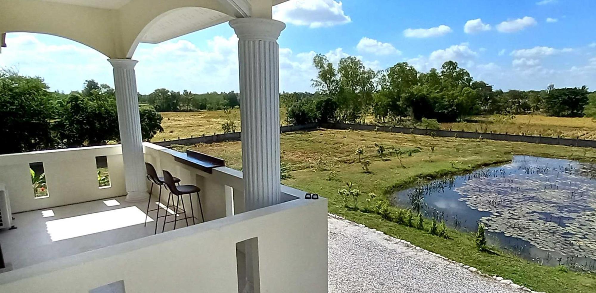Bua Daeng Luxury Homestay Kumphawapi Bagian luar foto