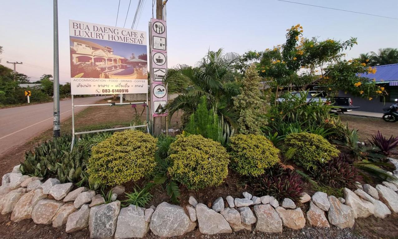 Bua Daeng Luxury Homestay Kumphawapi Bagian luar foto