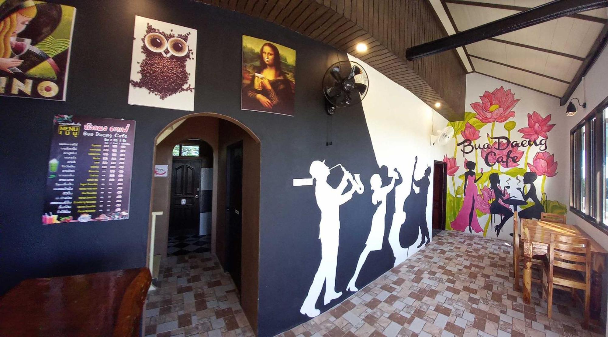 Bua Daeng Luxury Homestay Kumphawapi Bagian luar foto