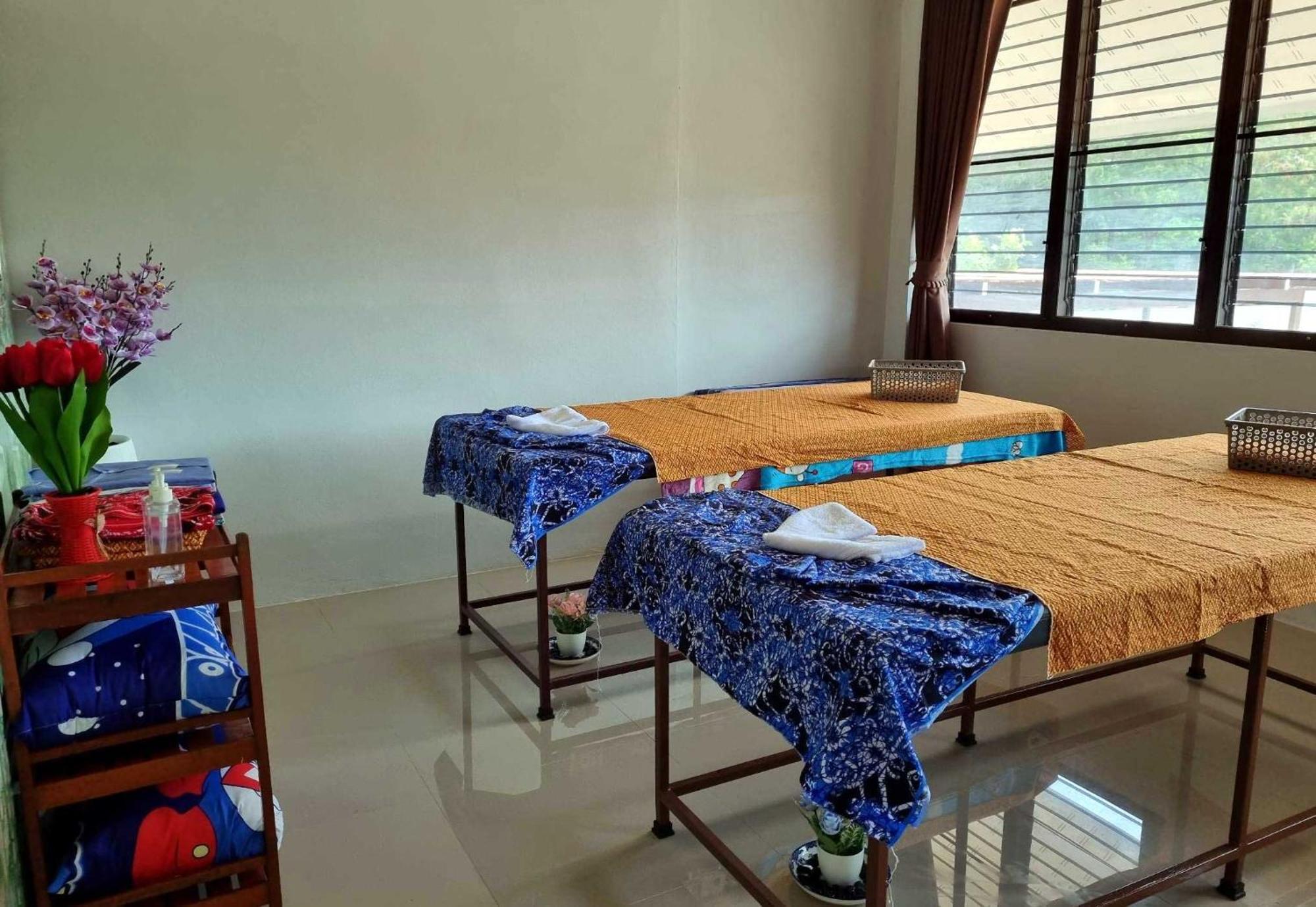 Bua Daeng Luxury Homestay Kumphawapi Bagian luar foto