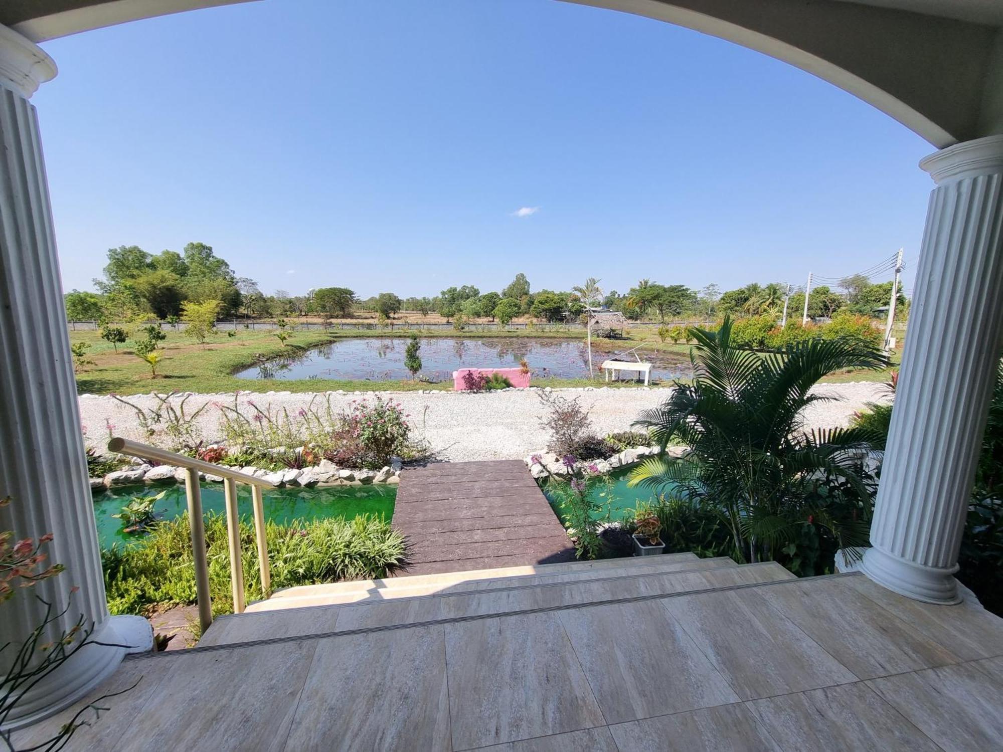 Bua Daeng Luxury Homestay Kumphawapi Bagian luar foto
