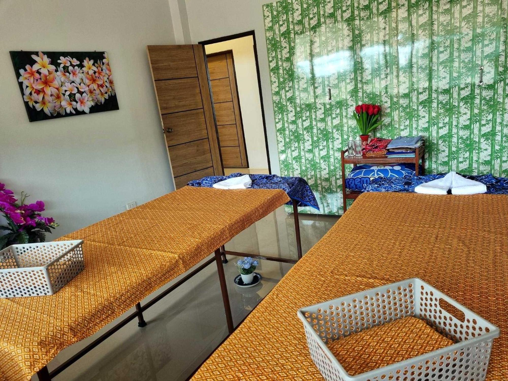 Bua Daeng Luxury Homestay Kumphawapi Bagian luar foto