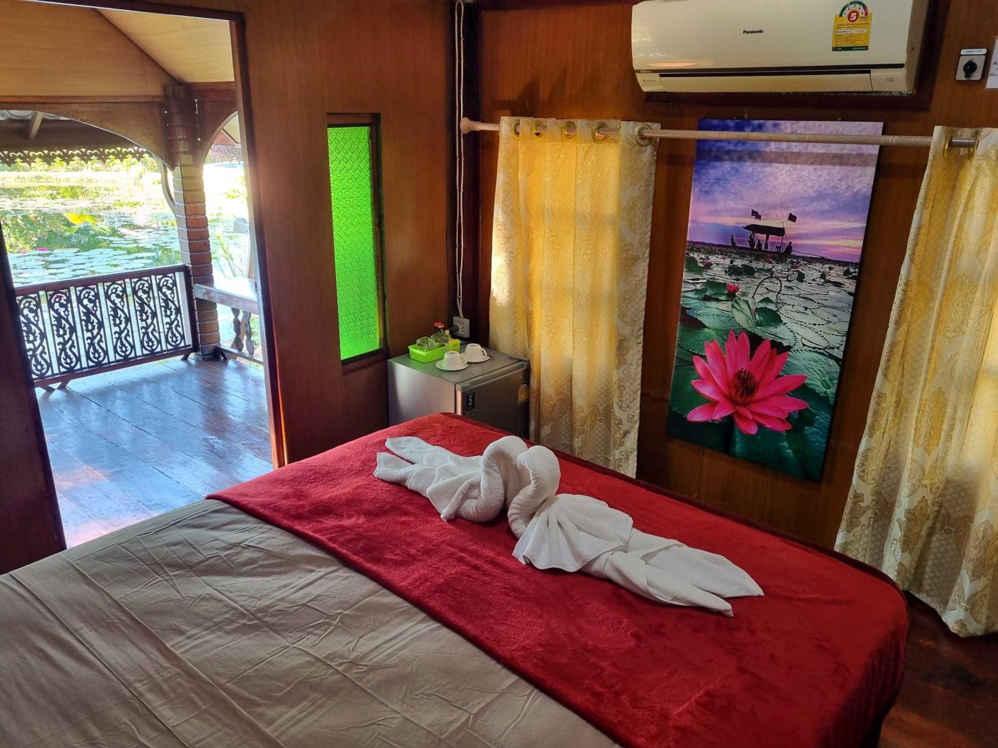 Bua Daeng Luxury Homestay Kumphawapi Bagian luar foto