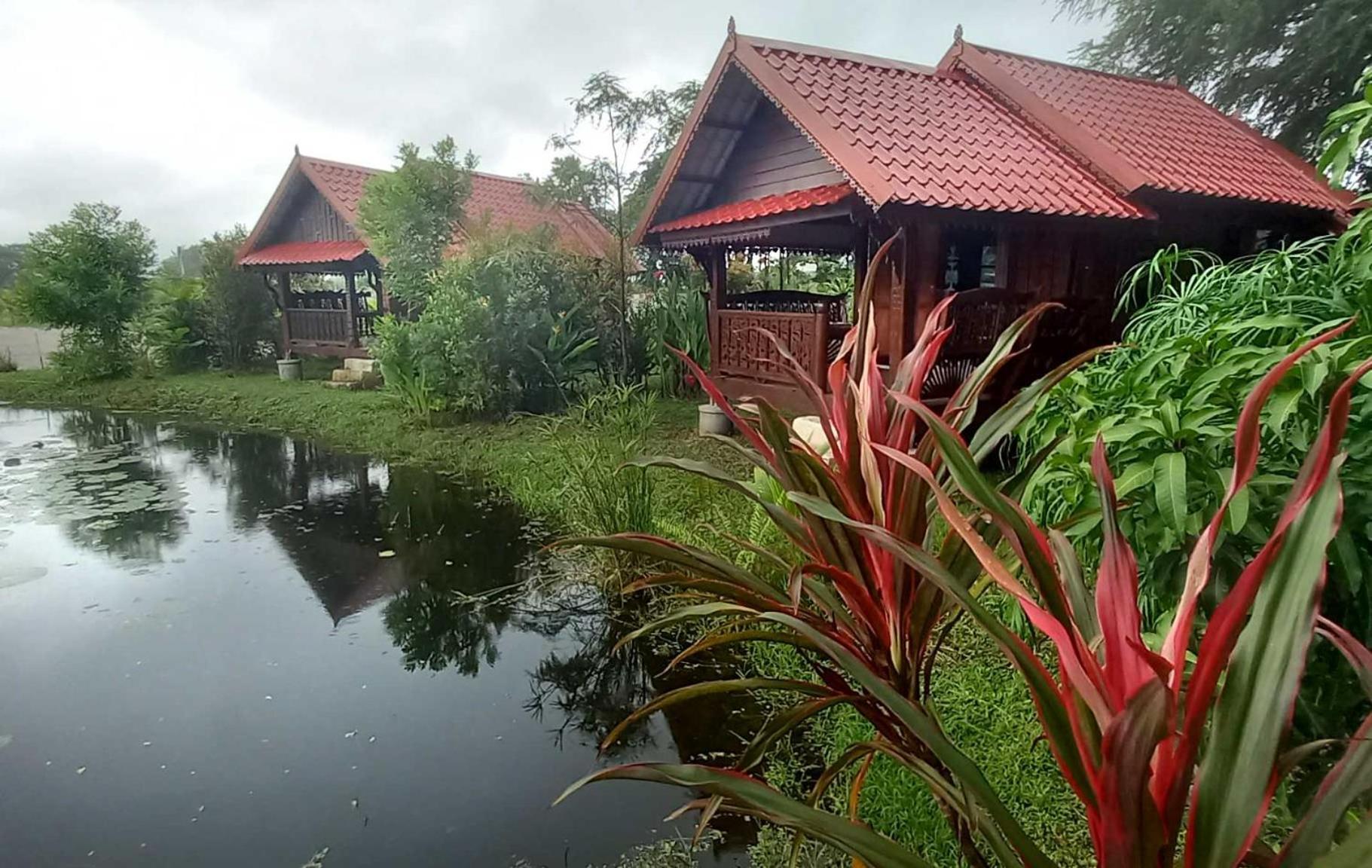 Bua Daeng Luxury Homestay Kumphawapi Bagian luar foto