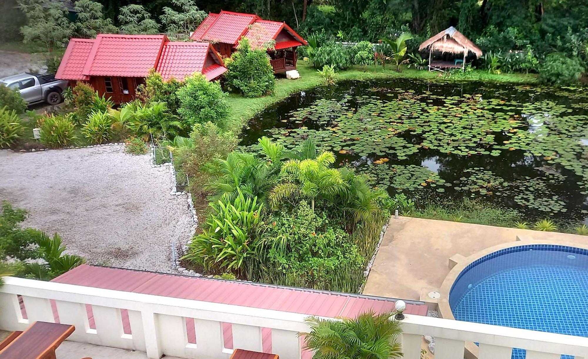 Bua Daeng Luxury Homestay Kumphawapi Bagian luar foto