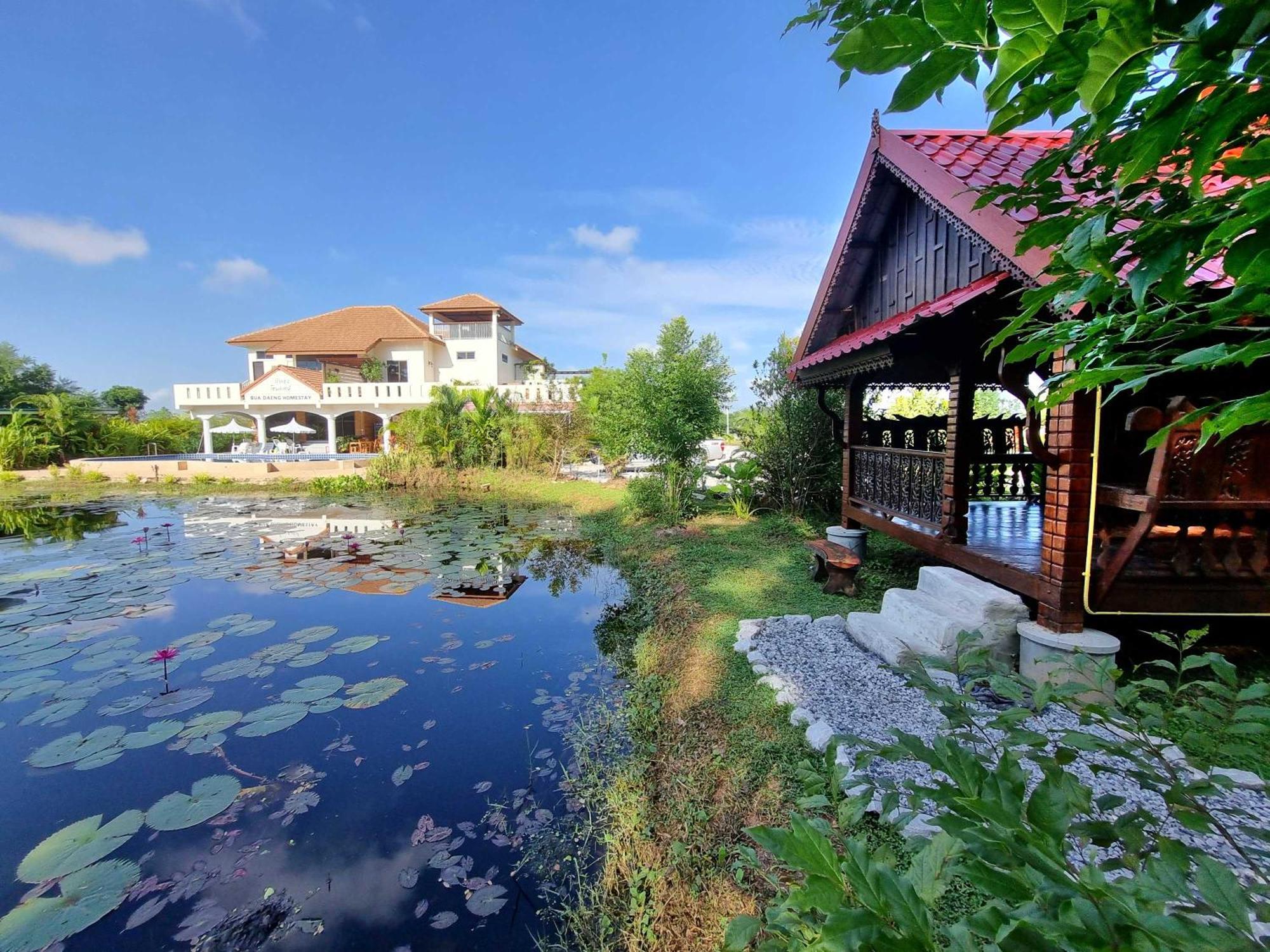 Bua Daeng Luxury Homestay Kumphawapi Bagian luar foto