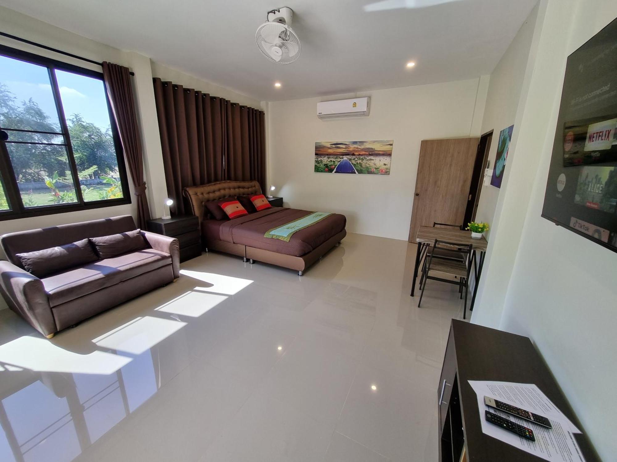 Bua Daeng Luxury Homestay Kumphawapi Bagian luar foto