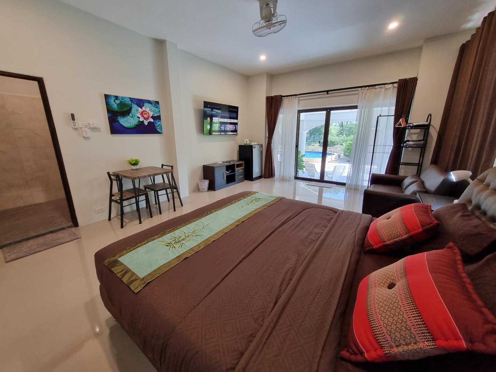 Bua Daeng Luxury Homestay Kumphawapi Bagian luar foto