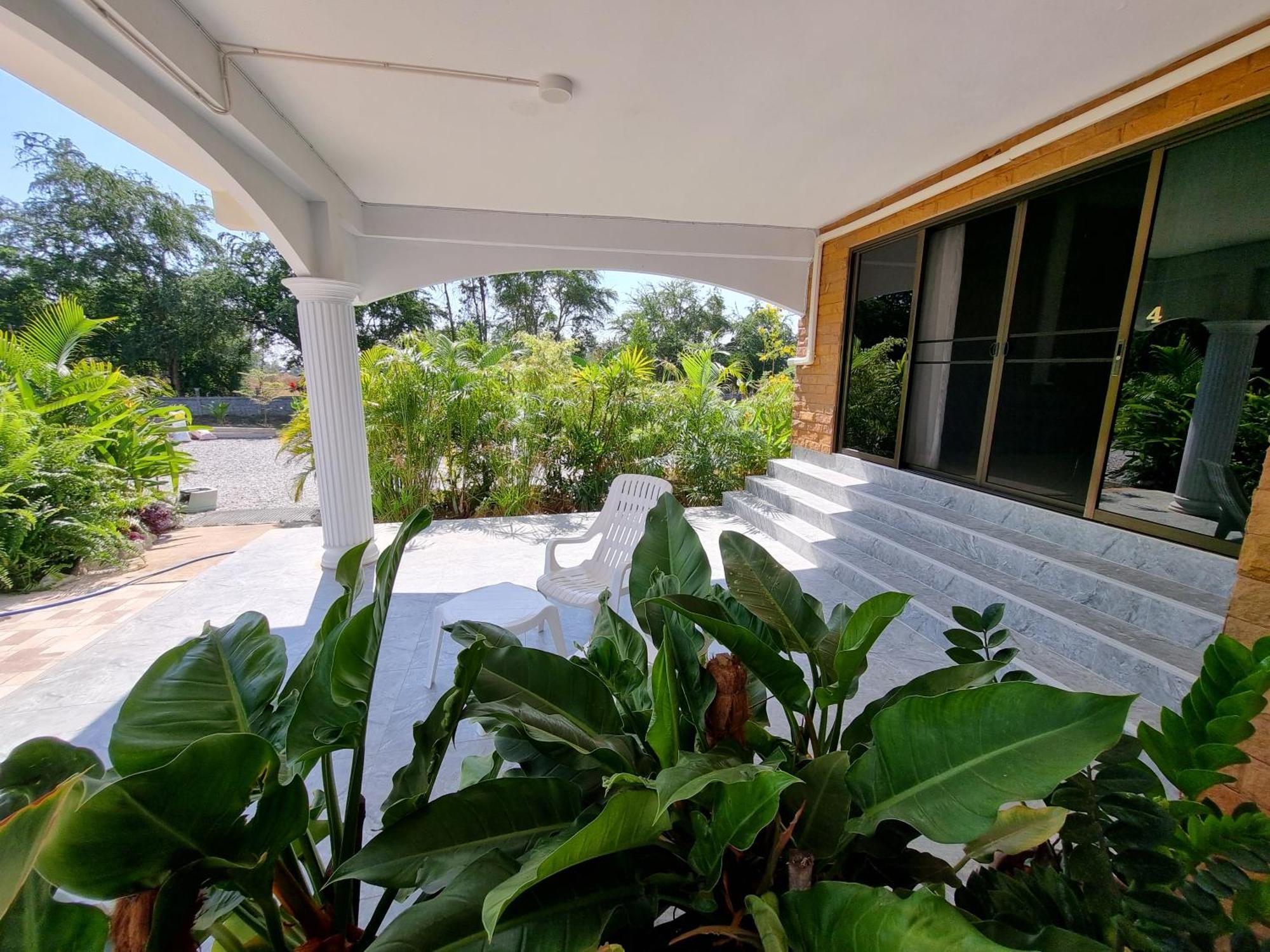 Bua Daeng Luxury Homestay Kumphawapi Bagian luar foto