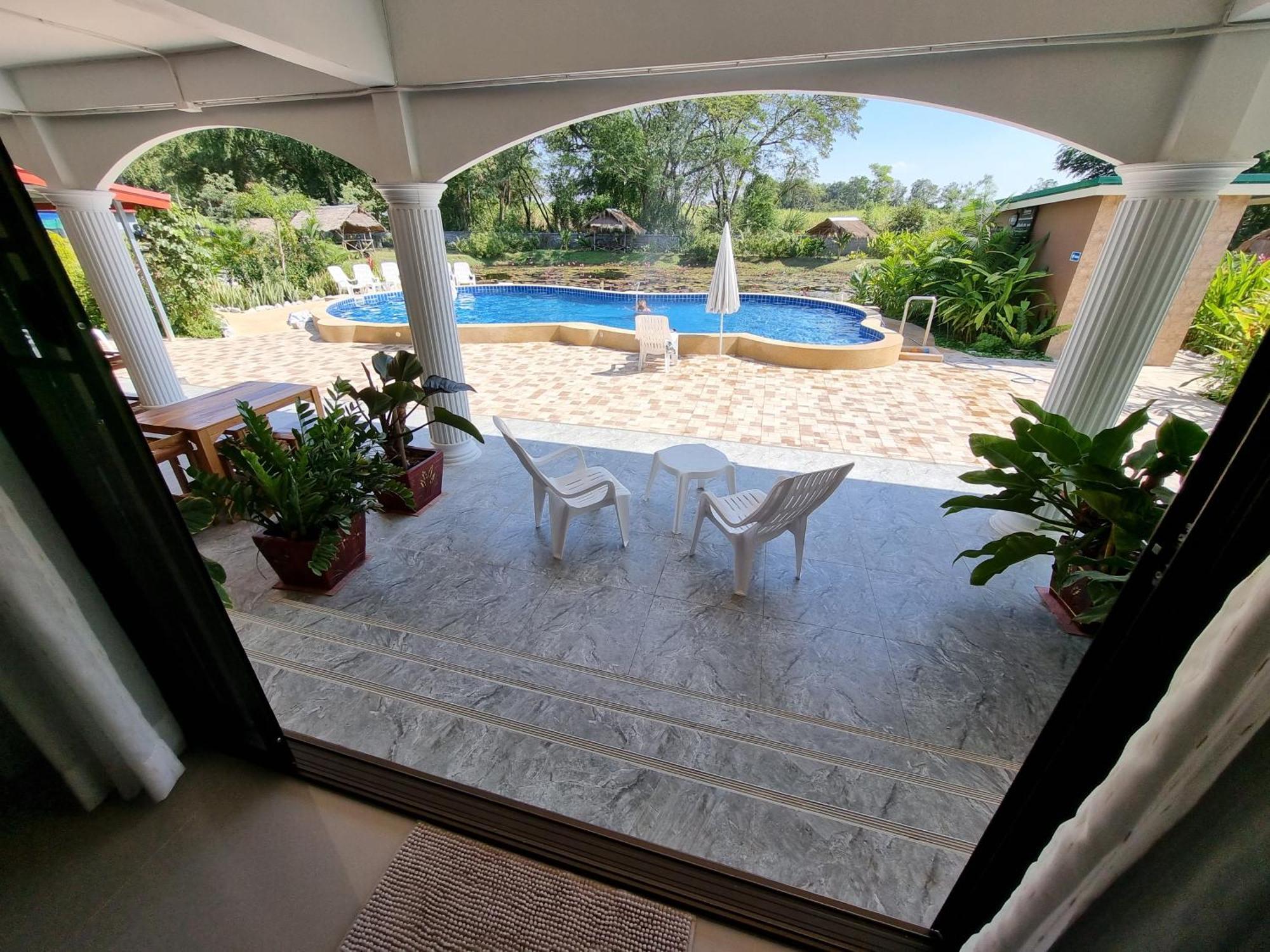 Bua Daeng Luxury Homestay Kumphawapi Bagian luar foto