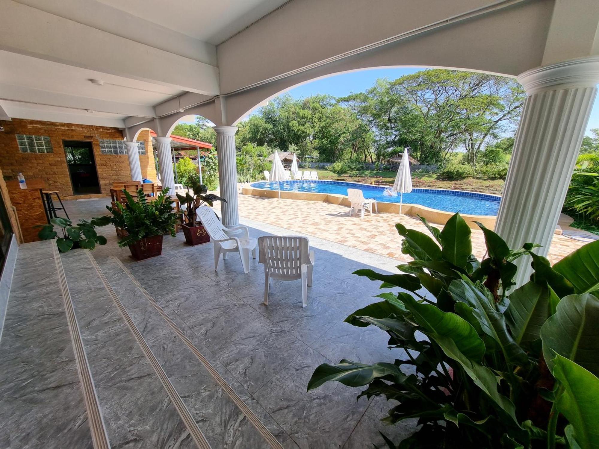 Bua Daeng Luxury Homestay Kumphawapi Bagian luar foto