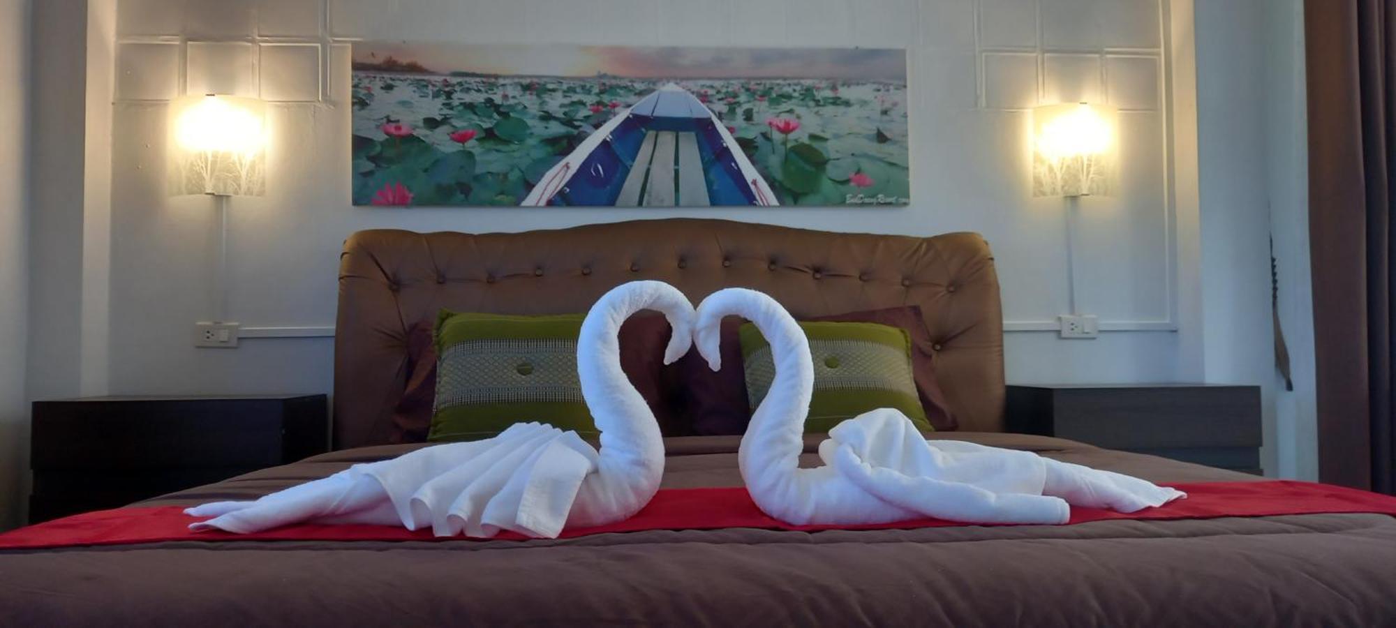Bua Daeng Luxury Homestay Kumphawapi Bagian luar foto