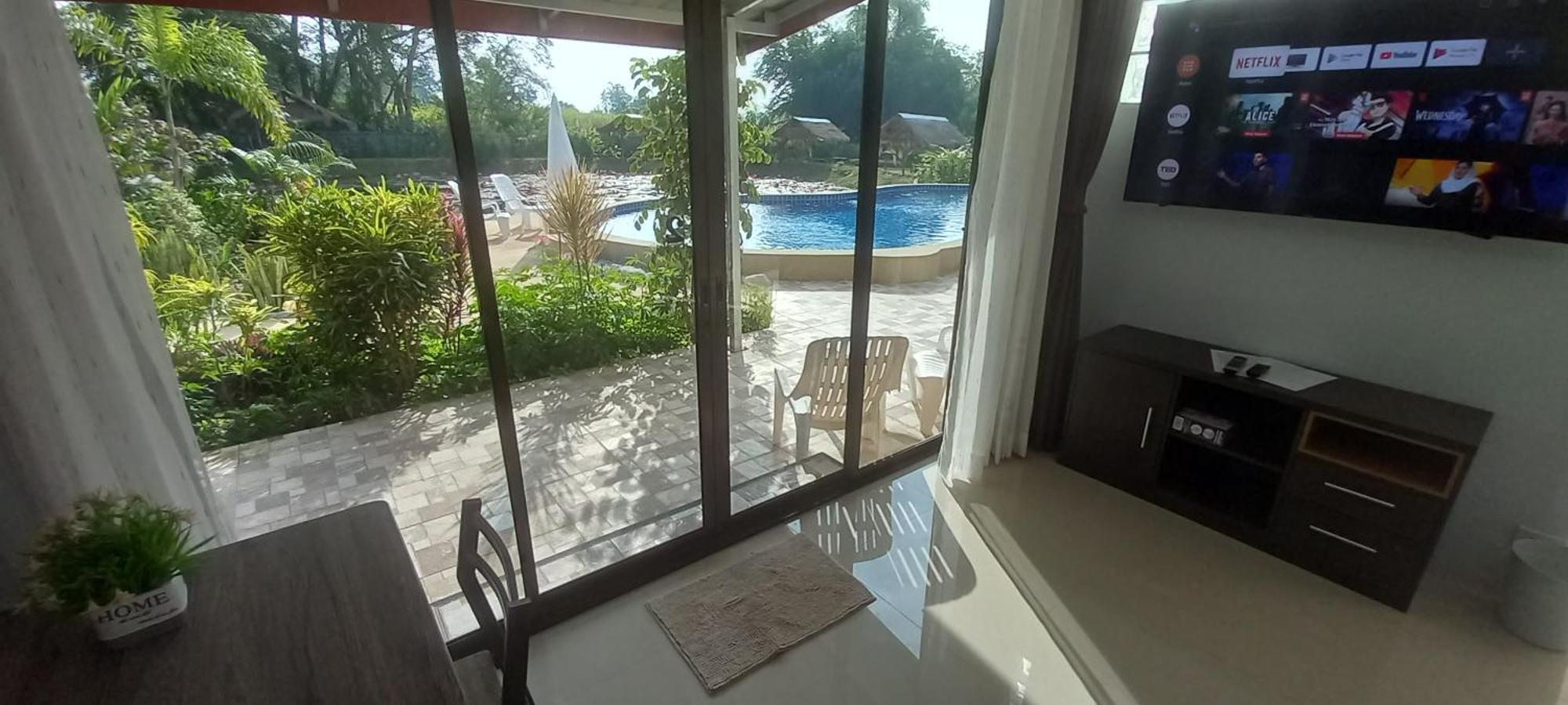 Bua Daeng Luxury Homestay Kumphawapi Bagian luar foto