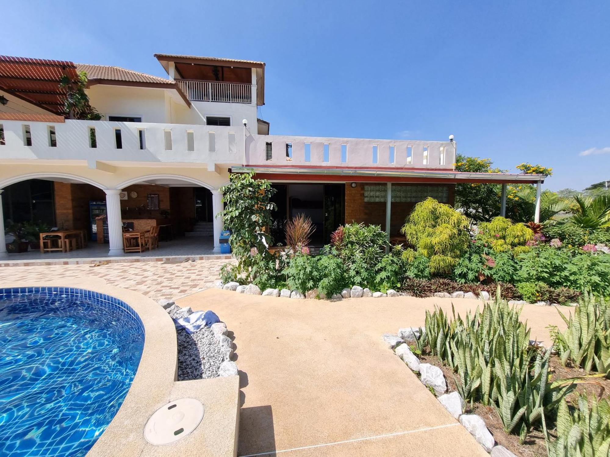 Bua Daeng Luxury Homestay Kumphawapi Bagian luar foto