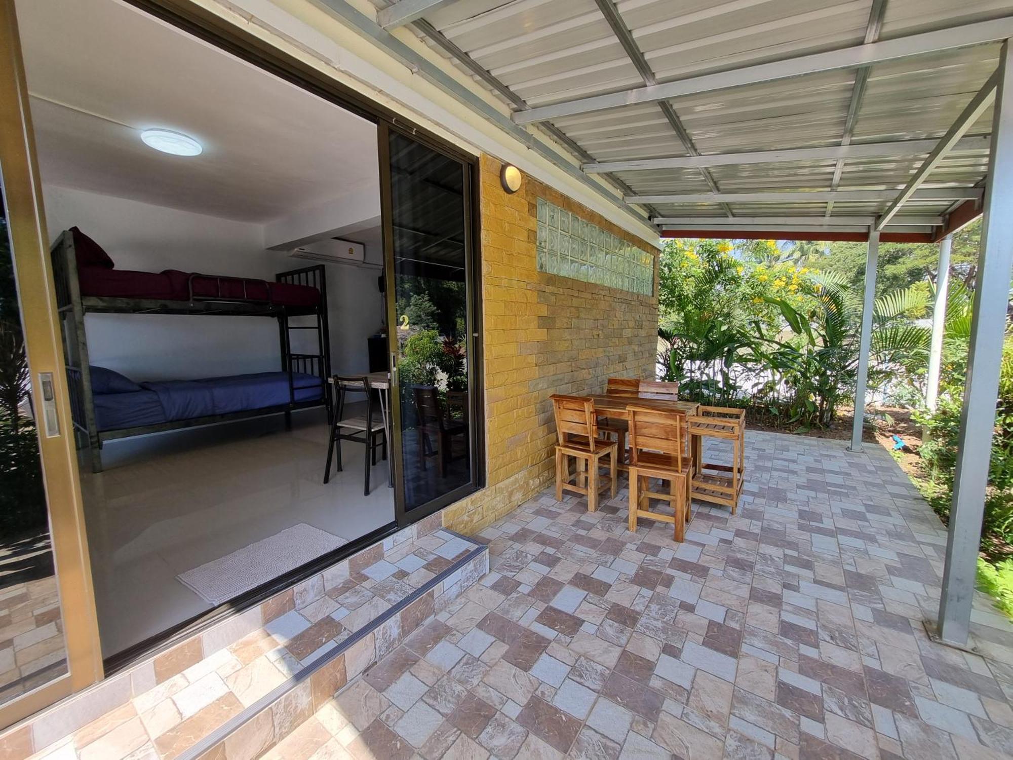 Bua Daeng Luxury Homestay Kumphawapi Bagian luar foto
