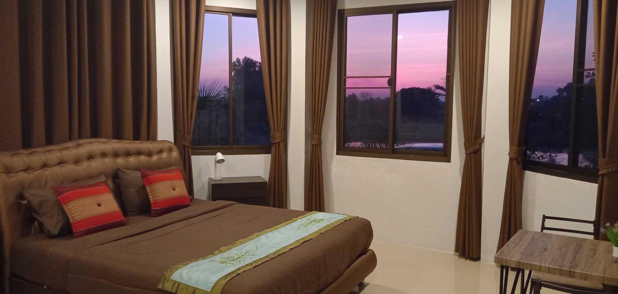 Bua Daeng Luxury Homestay Kumphawapi Bagian luar foto