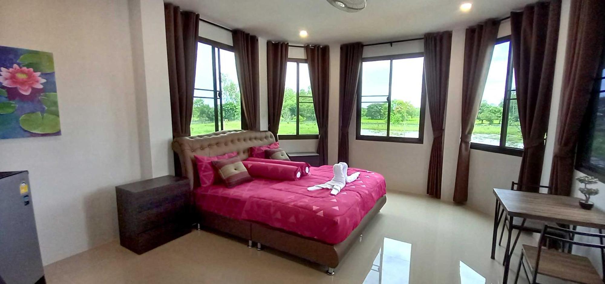 Bua Daeng Luxury Homestay Kumphawapi Bagian luar foto
