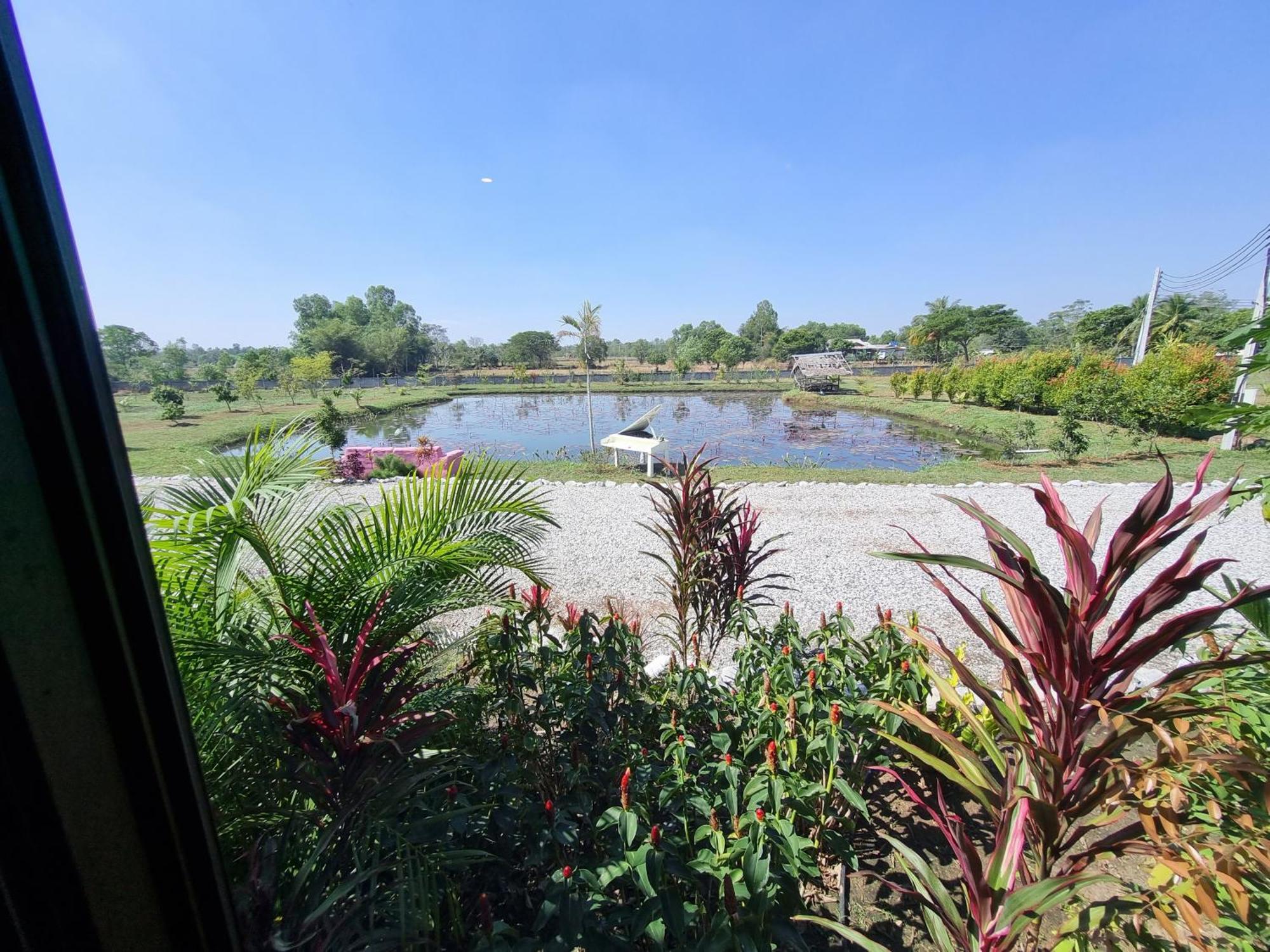 Bua Daeng Luxury Homestay Kumphawapi Bagian luar foto