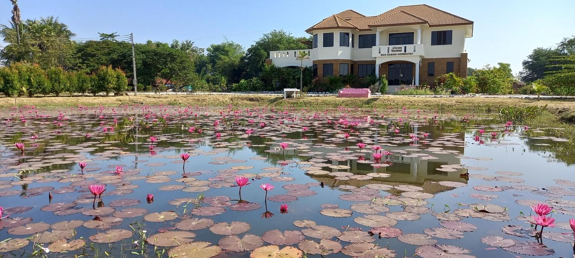 Bua Daeng Luxury Homestay Kumphawapi Bagian luar foto