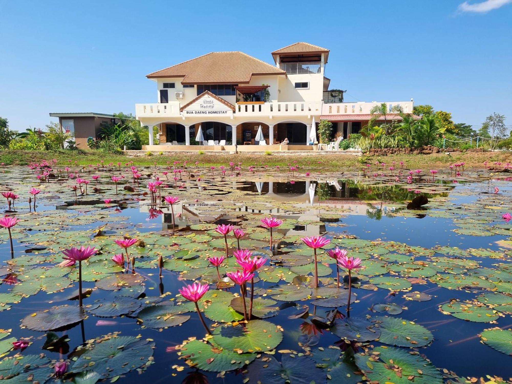 Bua Daeng Luxury Homestay Kumphawapi Bagian luar foto