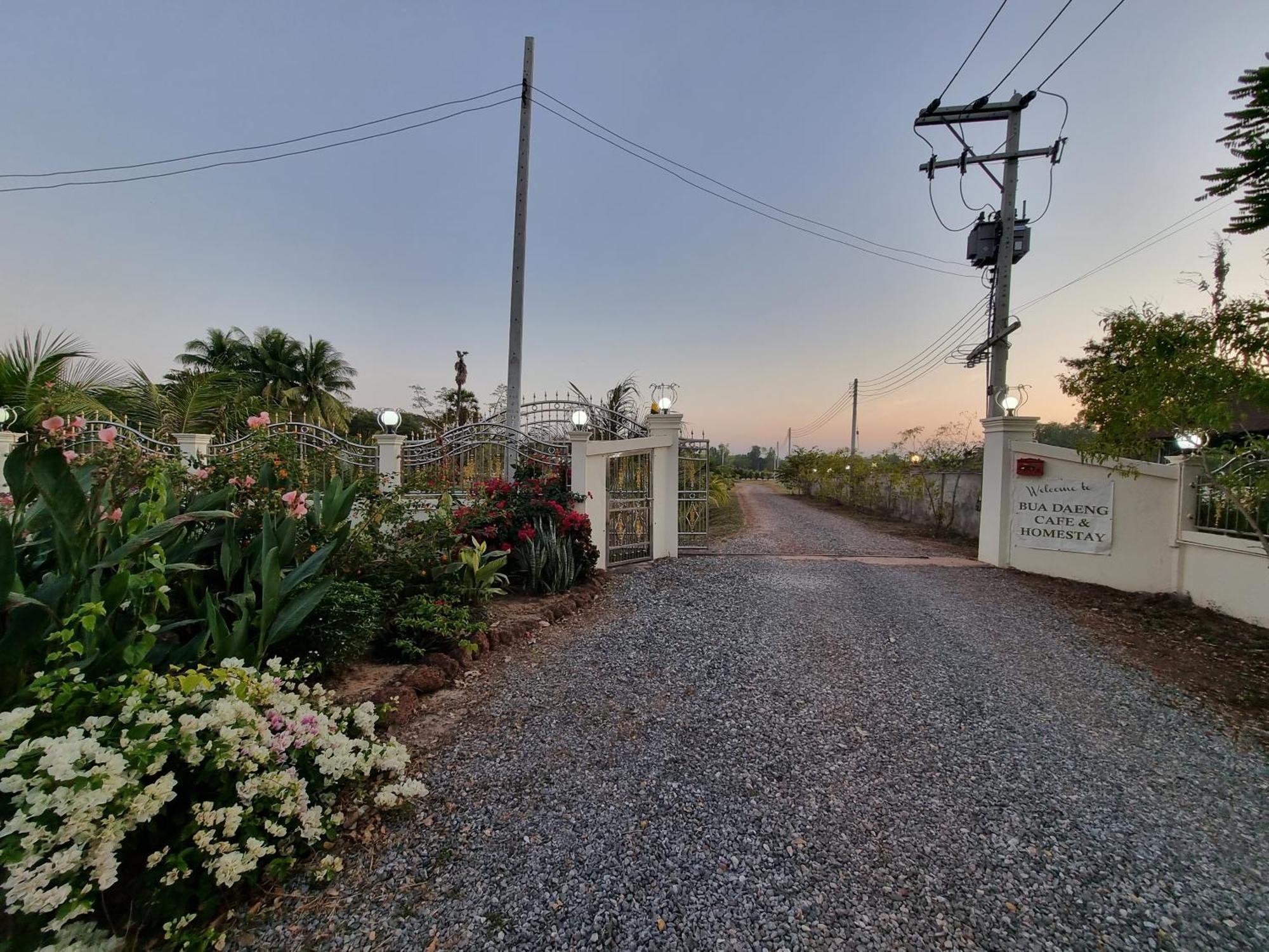 Bua Daeng Luxury Homestay Kumphawapi Bagian luar foto